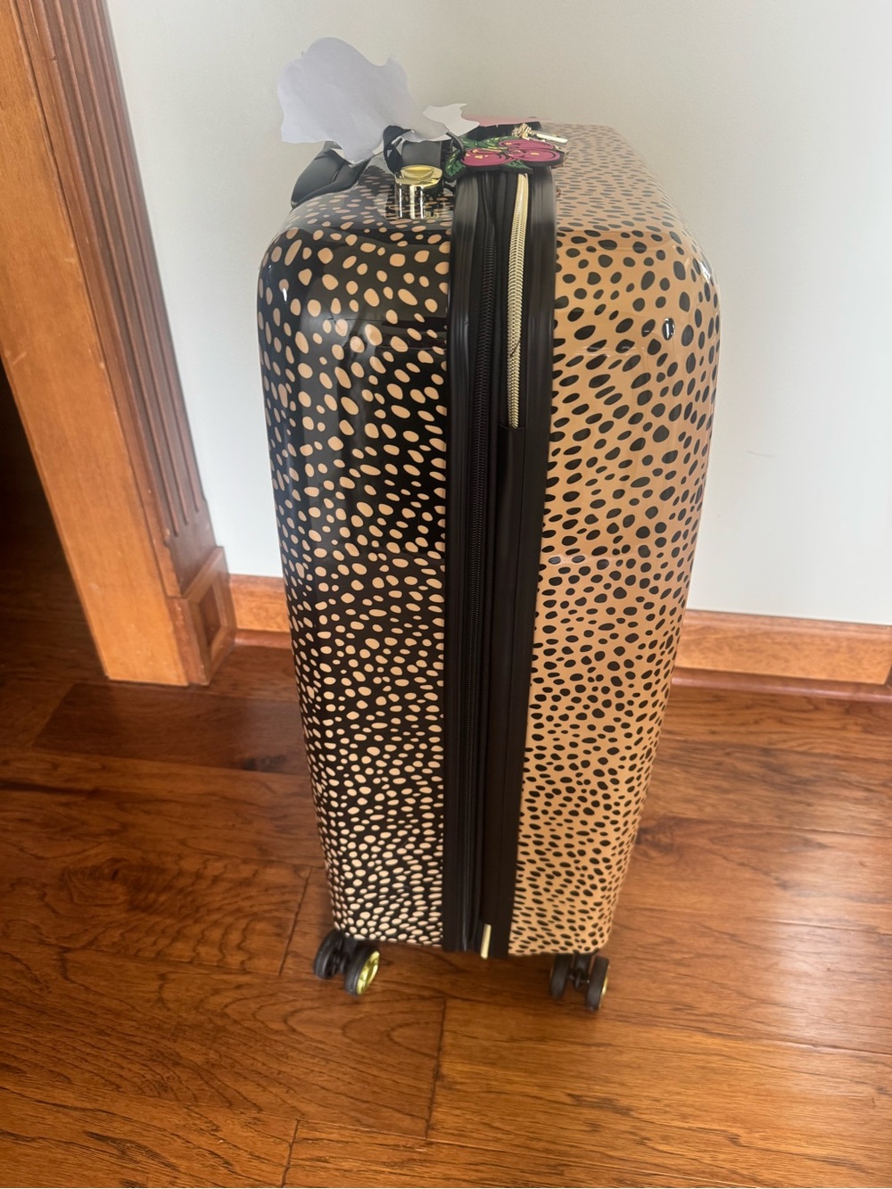 BETSEY JOHNSON “MARKET DOT” COLLECTION HARD SIDE CAMEL/ BLACK ROLLING LUGGAGE - Picture 2 of 10